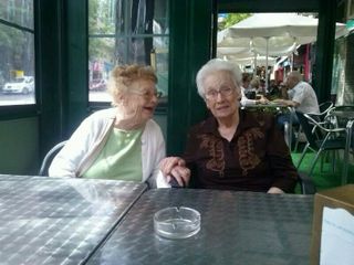 La última vez que estuvieron juntas, su hermana Alejandra y ella. En la calle de Alcalá