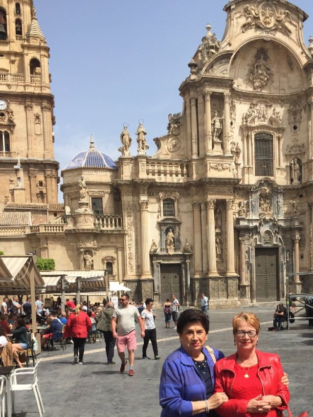 Con la tia y la fachada de la Catedral