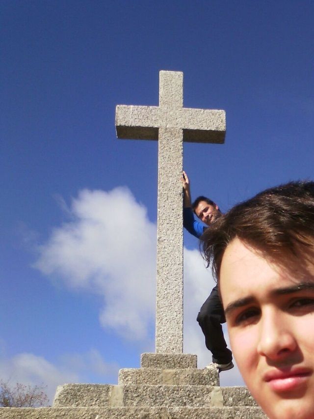 Y su padre sujetando la cruz