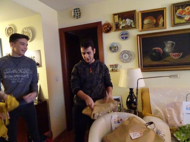 Día de Reyes abriendo regalos