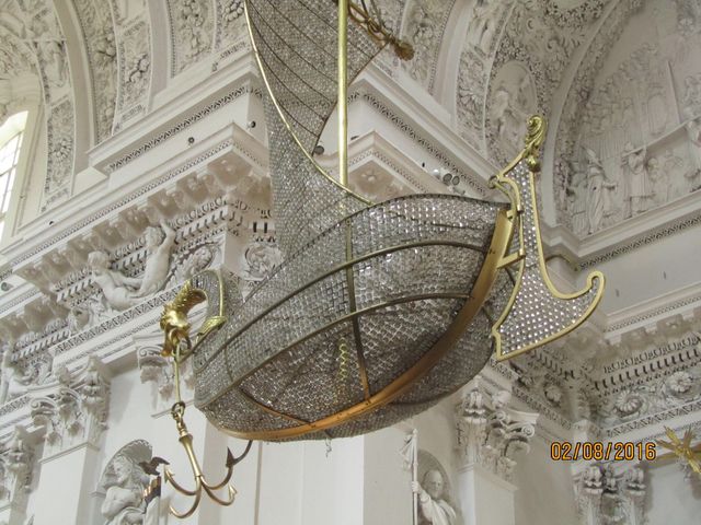 Interior de una iglesia católica y una gran barco. 
Vilma