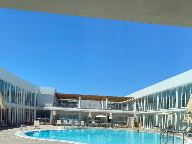 A pie de nuestra terraza, la piscina